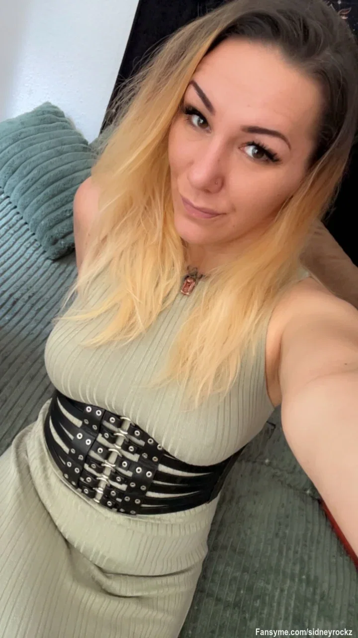Morgen wird’s laut 😈🔥
Der große „Willkommen zurück“-Stream steht an … und ich glaub, manche von euch werden danach erstmal Schlafprobleme haben 👀

Aber heute Abend gibt’s erstmal die entspannte Version von mir 🖤
Bisschen schreiben, bisschen frech sein, bisschen Aufmerksamkeit kassieren 😌
Und jetzt ehrlich … wie findet ihr eigentlich mein Kleid heute? 😏

#BigBoobs #Dessous #PrivatChat #CurvyGirl #LiveStream #HotGirl #GermanGirl #FlirtyVibes #ComePlay 😈