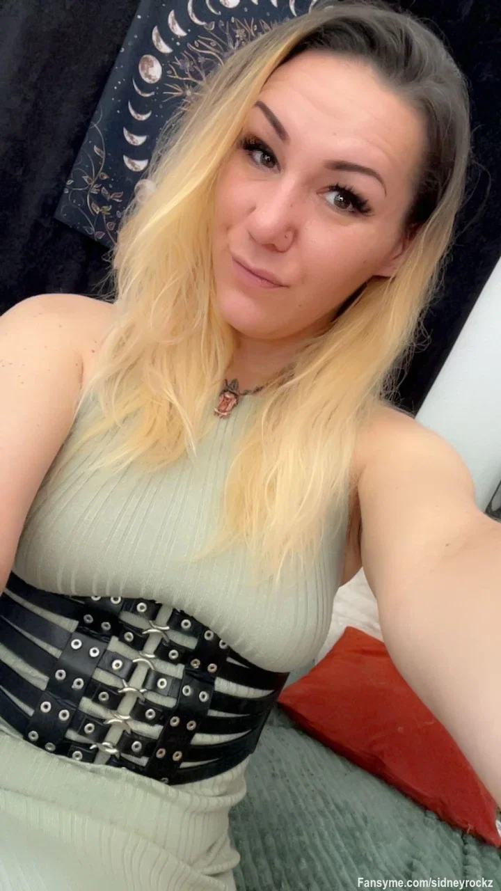 Morgen wird’s laut 😈🔥
Der große „Willkommen zurück“-Stream steht an … und ich glaub, manche von euch werden danach erstmal Schlafprobleme haben 👀

Aber heute Abend gibt’s erstmal die entspannte Version von mir 🖤
Bisschen schreiben, bisschen frech sein, bisschen Aufmerksamkeit kassieren 😌
Und jetzt ehrlich … wie findet ihr eigentlich mein Kleid heute? 😏

#BigBoobs #Dessous #PrivatChat #CurvyGirl #LiveStream #HotGirl #GermanGirl #FlirtyVibes #ComePlay 😈