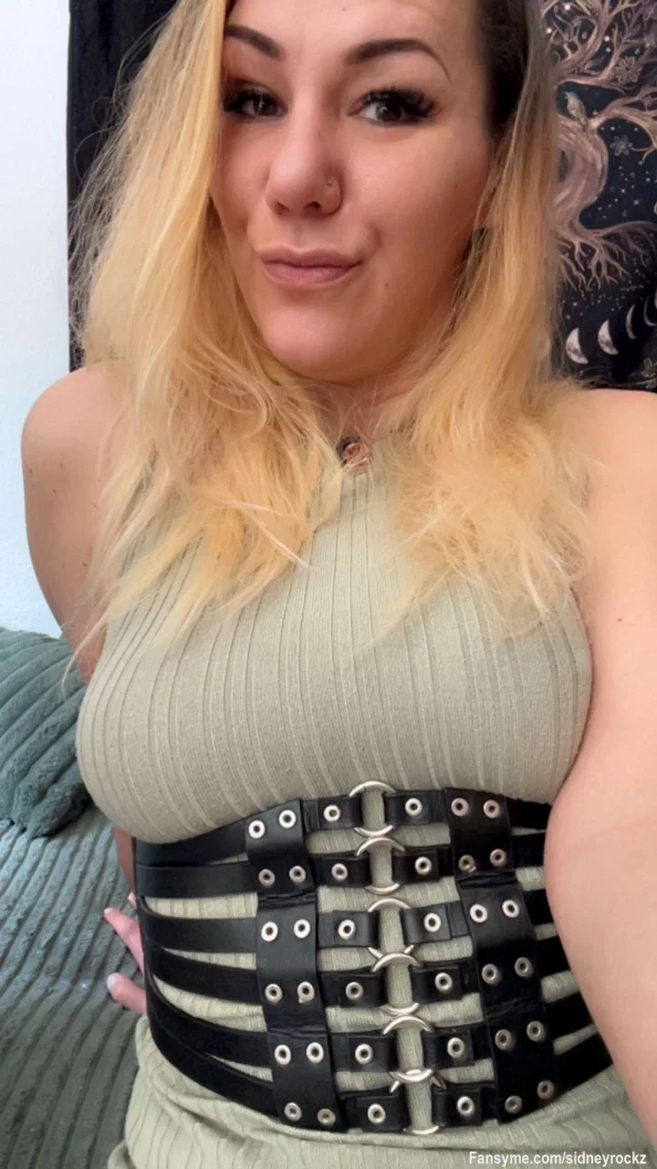 Morgen wird’s laut 😈🔥
Der große „Willkommen zurück“-Stream steht an … und ich glaub, manche von euch werden danach erstmal Schlafprobleme haben 👀

Aber heute Abend gibt’s erstmal die entspannte Version von mir 🖤
Bisschen schreiben, bisschen frech sein, bisschen Aufmerksamkeit kassieren 😌
Und jetzt ehrlich … wie findet ihr eigentlich mein Kleid heute? 😏

#BigBoobs #Dessous #PrivatChat #CurvyGirl #LiveStream #HotGirl #GermanGirl #FlirtyVibes #ComePlay 😈