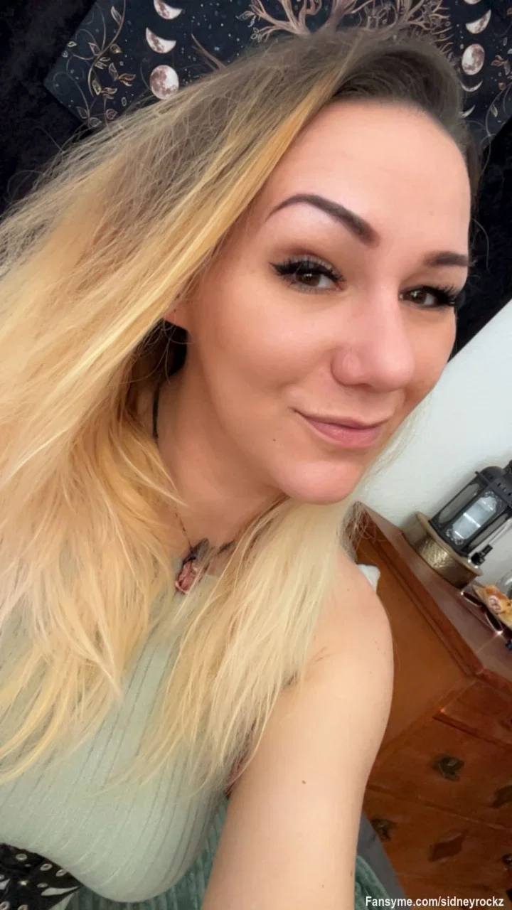 Morgen wird’s laut 😈🔥
Der große „Willkommen zurück“-Stream steht an … und ich glaub, manche von euch werden danach erstmal Schlafprobleme haben 👀

Aber heute Abend gibt’s erstmal die entspannte Version von mir 🖤
Bisschen schreiben, bisschen frech sein, bisschen Aufmerksamkeit kassieren 😌
Und jetzt ehrlich … wie findet ihr eigentlich mein Kleid heute? 😏

#BigBoobs #Dessous #PrivatChat #CurvyGirl #LiveStream #HotGirl #GermanGirl #FlirtyVibes #ComePlay 😈