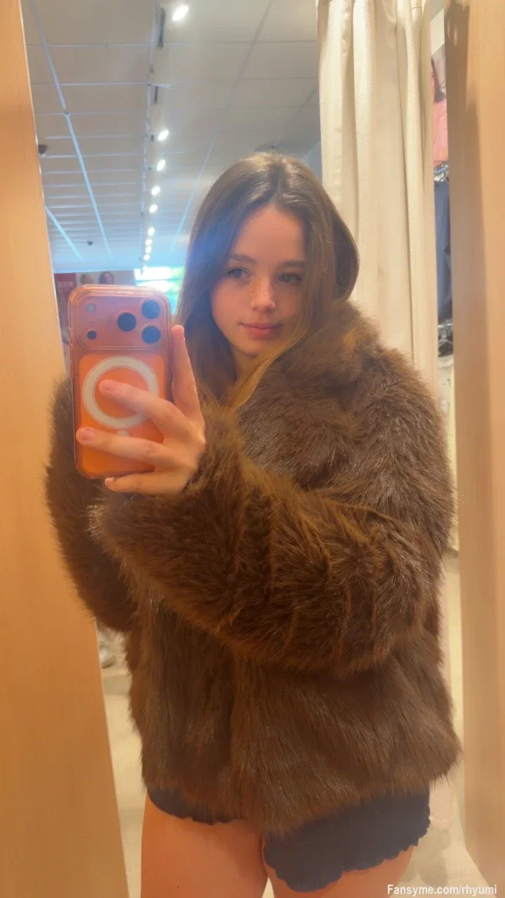 Was sagst du zu der Jacke ?🤭❤️lieber die weiße oder die braune , oder gar nichts 😜❤️🤭