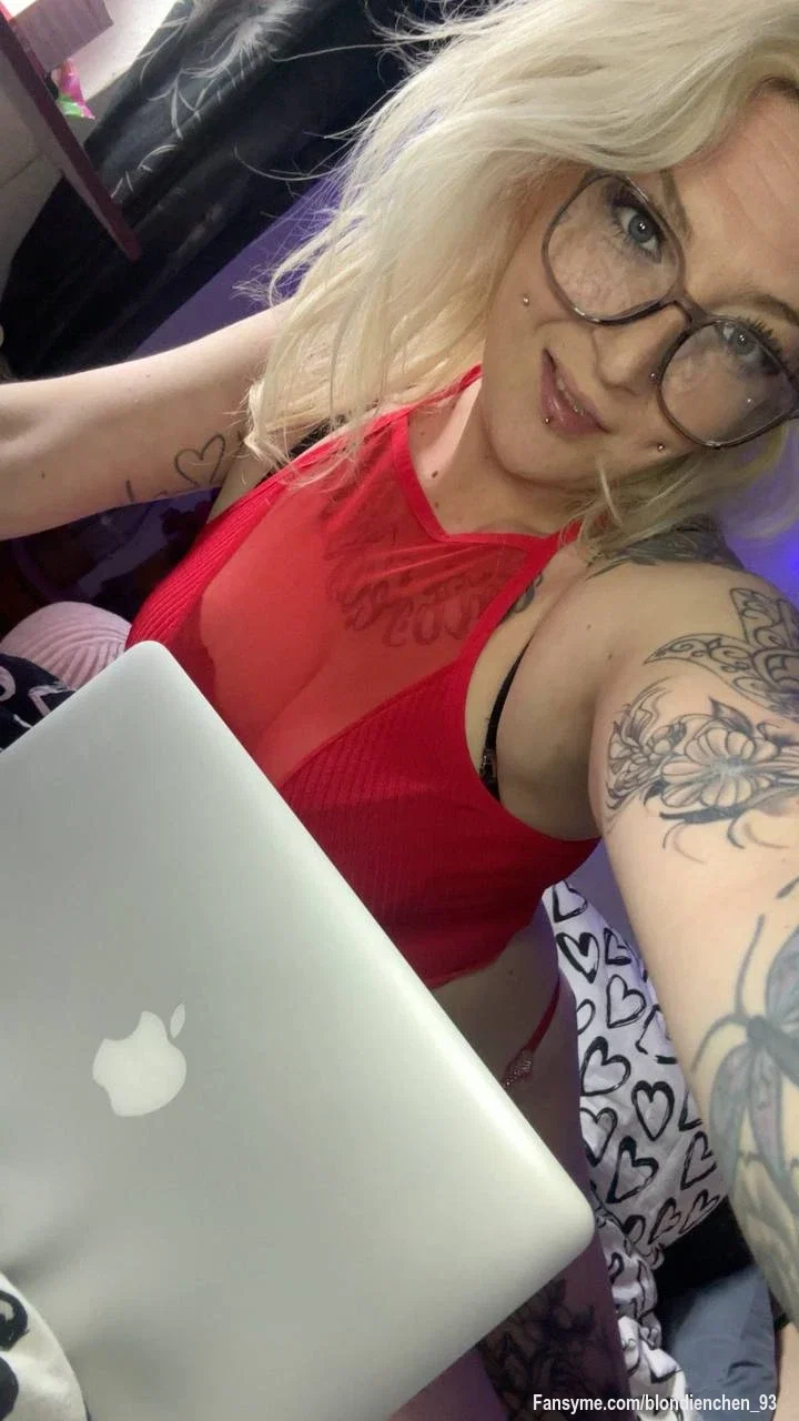Eigentlich wollte ich arbeiten... aber irgendwie sind meine Gedanken ständig abgeschweift. ❤️🔥 

Ich zeige dir gerne warum... 😏 🎥🍆💦