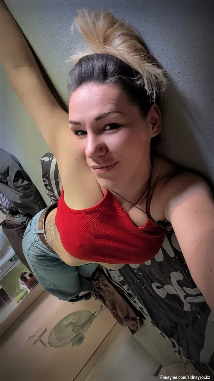 Hey ihr… schaut mal, wer hier gerade richtig gute Laune hat 😏🔥 Frisch geduscht und bisschen frech. Na, gefällt euch der Anblick? 😉

Hey you… look who’s in a naughty good mood 😏🔥 Fresh and a little cheeky. Like what you see? 😉

#FreeTease #GermanFlirt #BlondeTease #HotSelfie #NaughtyVibes #RedTop #MidriffMonday #TattooedBeauty #FlirtyContent #KostenloserSpaß