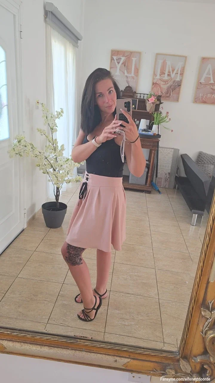 Heute ist wieder mal mein Lieblingsrock dran. 

Ich liebe so sehr den frischen Wind untenrum. 🤭🤭

Was ist dein Favorit? Hose oder Rock??

#milf
#bigboobs
#hotwife
#girlfriendexperience