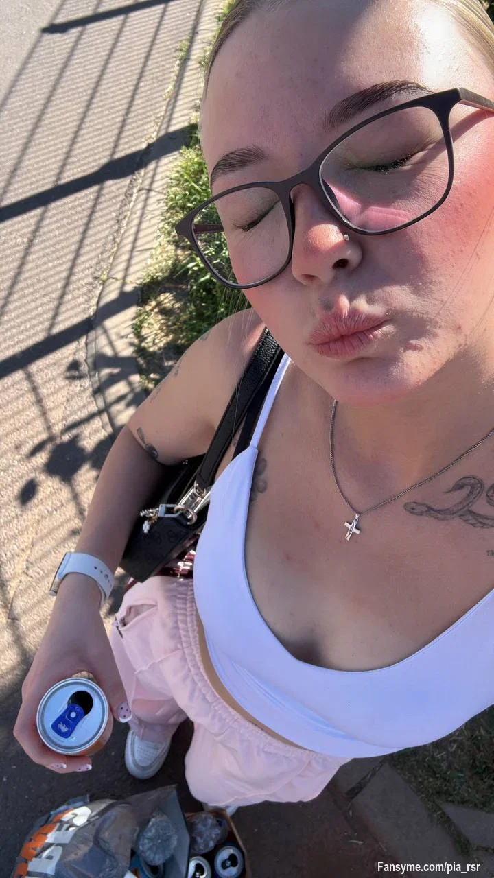 Manche Momente halte ich lieber für meine treuesten Fans fest. Und genau die Aufnahmen, die später entstanden sind, sorgen gerade für besonders viel Aufmerksamkeit... 👀🖤

Sicher dir schnell mein heißes neues Bundle 🥵🔥