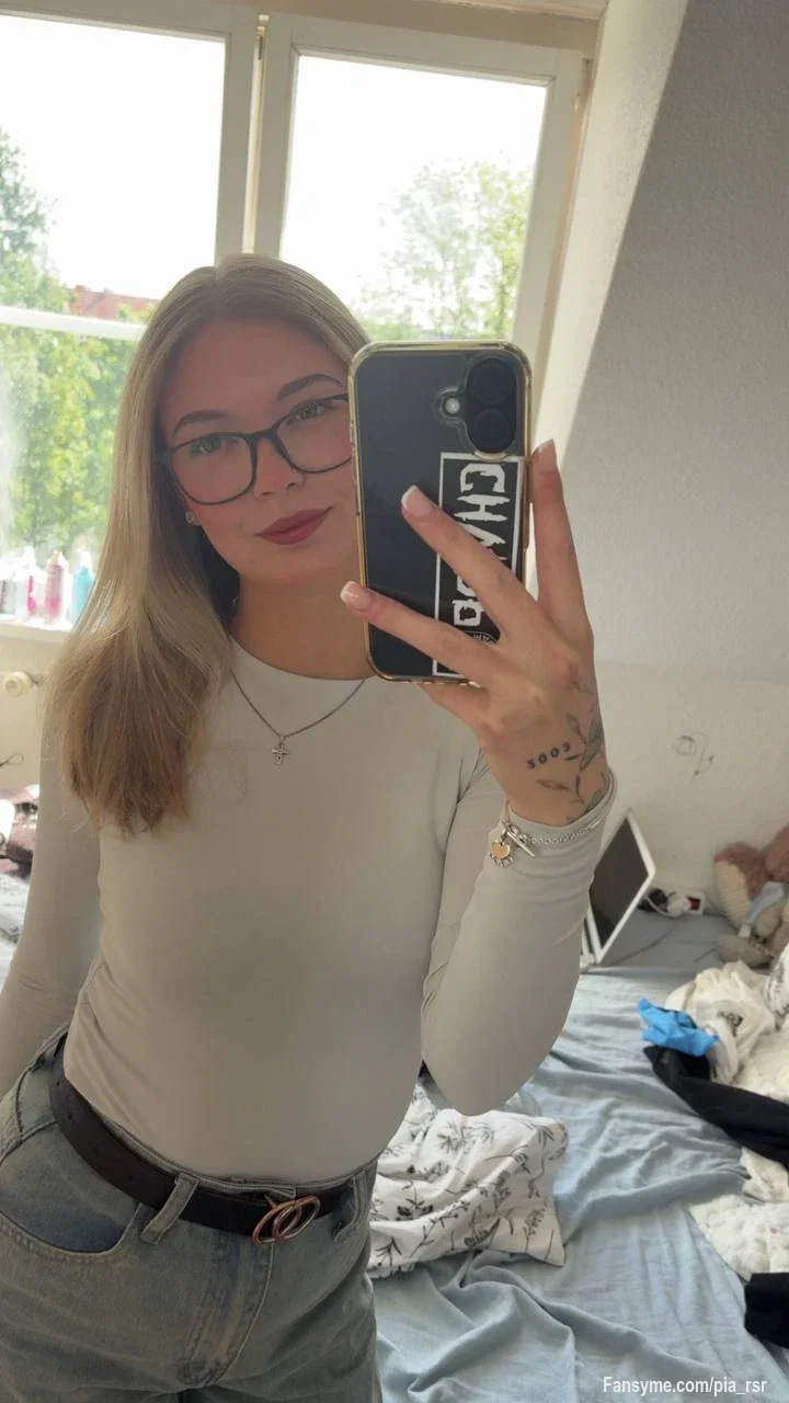 Hinter diesem unschuldigen Lächeln steckt heute eine Menge frecher Stimmung und noch mehr Lust auf Aufmerksamkeit. 😏🔥

Und glaub mir: Das hier ist nur ein kleiner Vorgeschmack. 😈

Mehr zeige ich dir privat - schreib mir 🥵🔥
