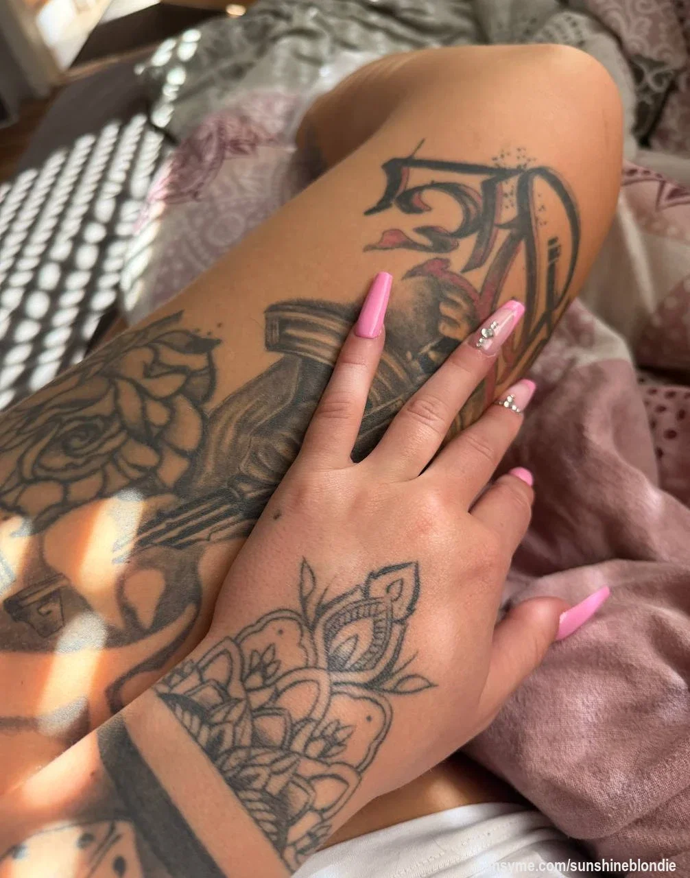 Guten Morgen? Eher gefährlich guter Morgen. ☀️💋

Noch im Bett, Sonnenstrahlen auf der Haut und viel zu viele Gedanken, die ich lieber für mich behalten sollte. 😏

Zum Glück verraten Bilder nie die ganze Geschichte ... - die bekommst du ganz Exklusiv bei mir 🥵🔥🧨