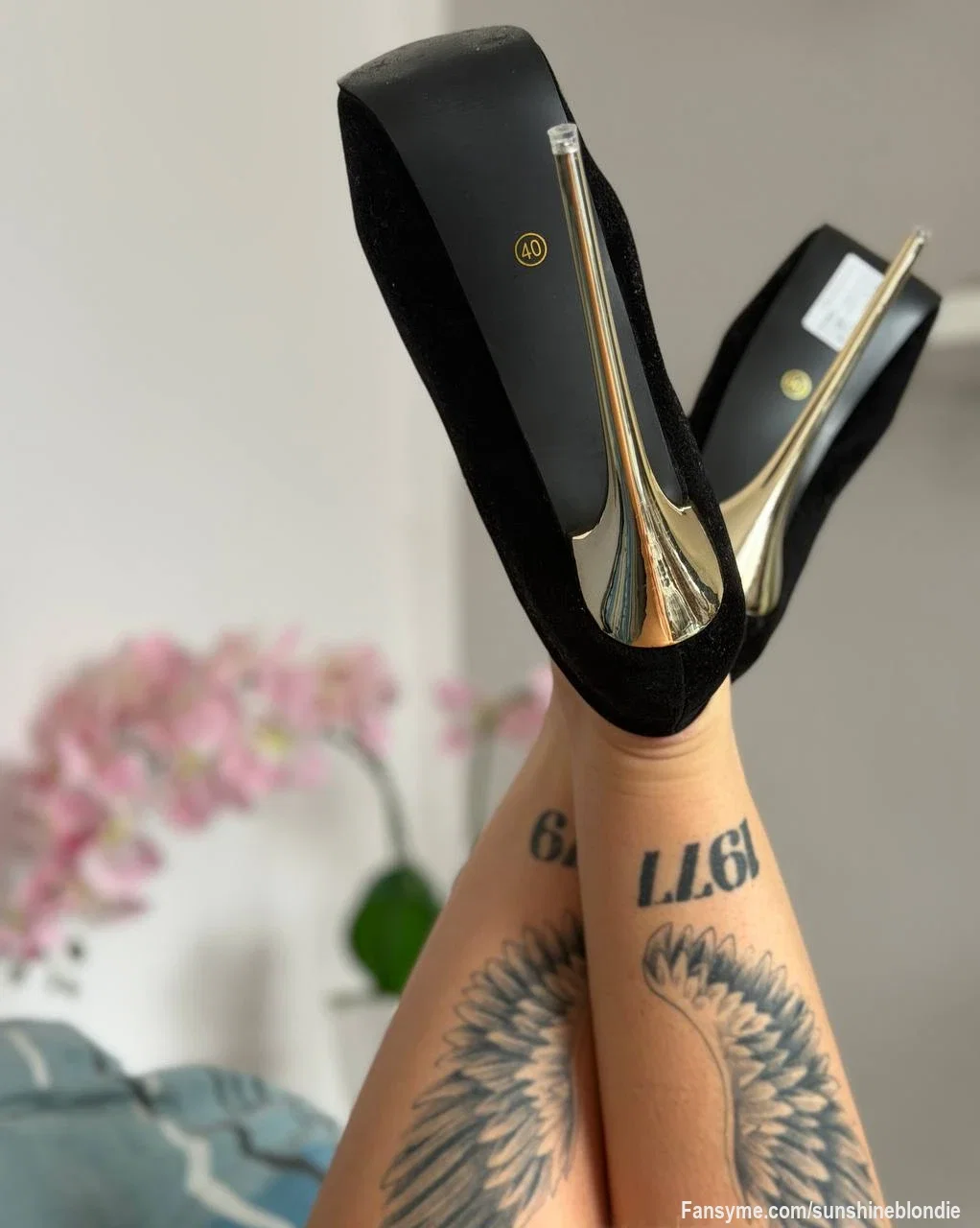 Manche tragen High Heels für besondere Anlässe ... ich trage sie, wenn ich Lust habe, Dich nervös zu machen. 😈

Ein Blick, ein Lächeln und diese Schuhe – mehr braucht es manchmal nicht.

Wer sehen will, wie der Abend weiterging, sollte sich lieber festhalten. ❤️‍🔥