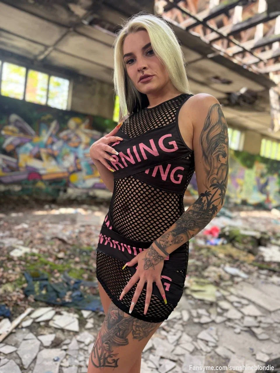 Warnung? Zu spät. 😏

Dieses Outfit war nie dafür gedacht, brav auszusehen. Ich wusste ganz genau, welche Blicke ich damit auf mich ziehe – und ehrlich gesagt habe ich jede einzelne Sekunde davon genossen. 🖤

Die spannendsten Aufnahmen findest du auf meinen Spicy Seiten . 😈