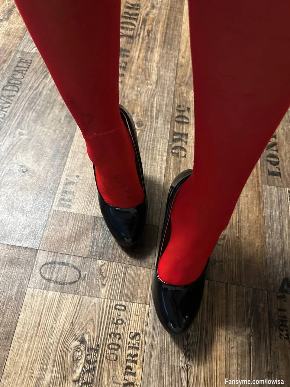 Ich habe heute die roten Nylons aus dem Schrank geholt und plötzlich fühlt sich jeder Schritt ein kleines bisschen gefährlicher an. 😈 

Wer hätte gedacht, dass so ein Detail so viel Erregung auslöst 🍆💦