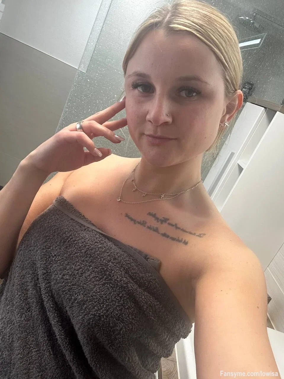 Frisch aus der Dusche und noch leicht feucht. Manchmal sind es genau diese einfachen Momente, in denen man sich besonders wohlfühlt – und vielleicht auch ein kleines bisschen verführerisch. 😉🖤
