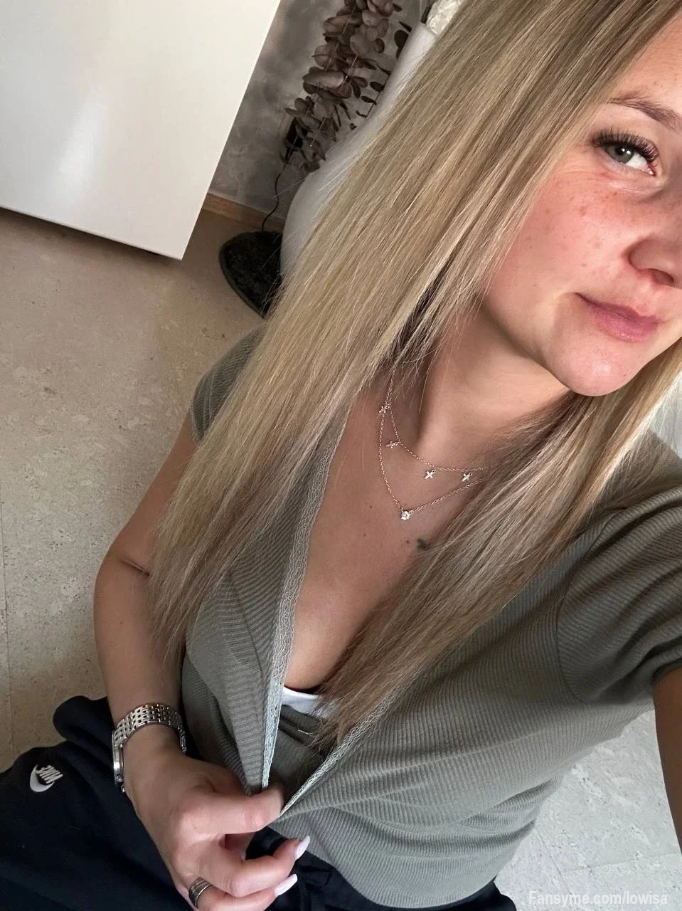 Ein Blick über die Schulter, ein kleines Lächeln und ein Outfit, das genau genug zeigt, um die Fantasie anzuregen. Mehr braucht es manchmal gar nicht, um Aufmerksamkeit auf sich zu ziehen. 😏

mehr zeige ich dir gern privat 🥵💦