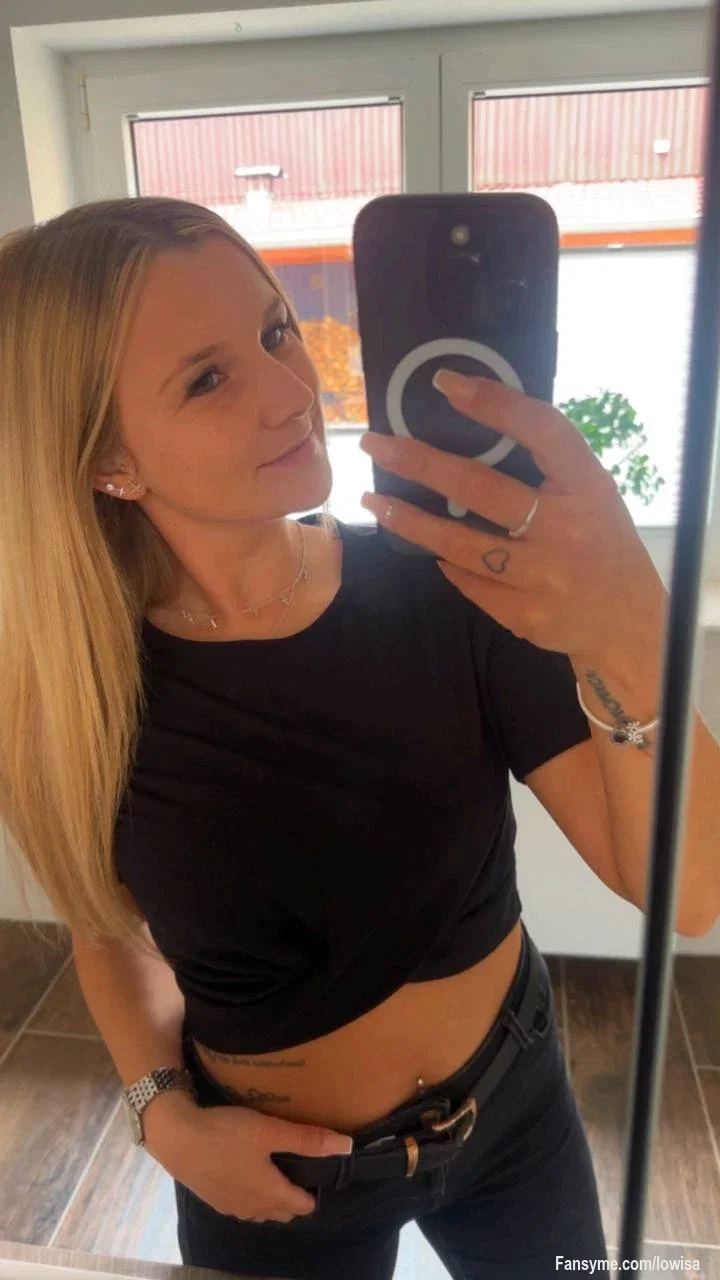 Du dachtest wohl, unter diesem unscheinbaren Look gäbe es nichts zu entdecken? Falsch gedacht. 😏🖤

Ein Blick, ein Lächeln und ein kleines Geheimnis reichen manchmal völlig aus, um deine Aufmerksamkeit für den Rest des Tages zu fesseln. 🔥