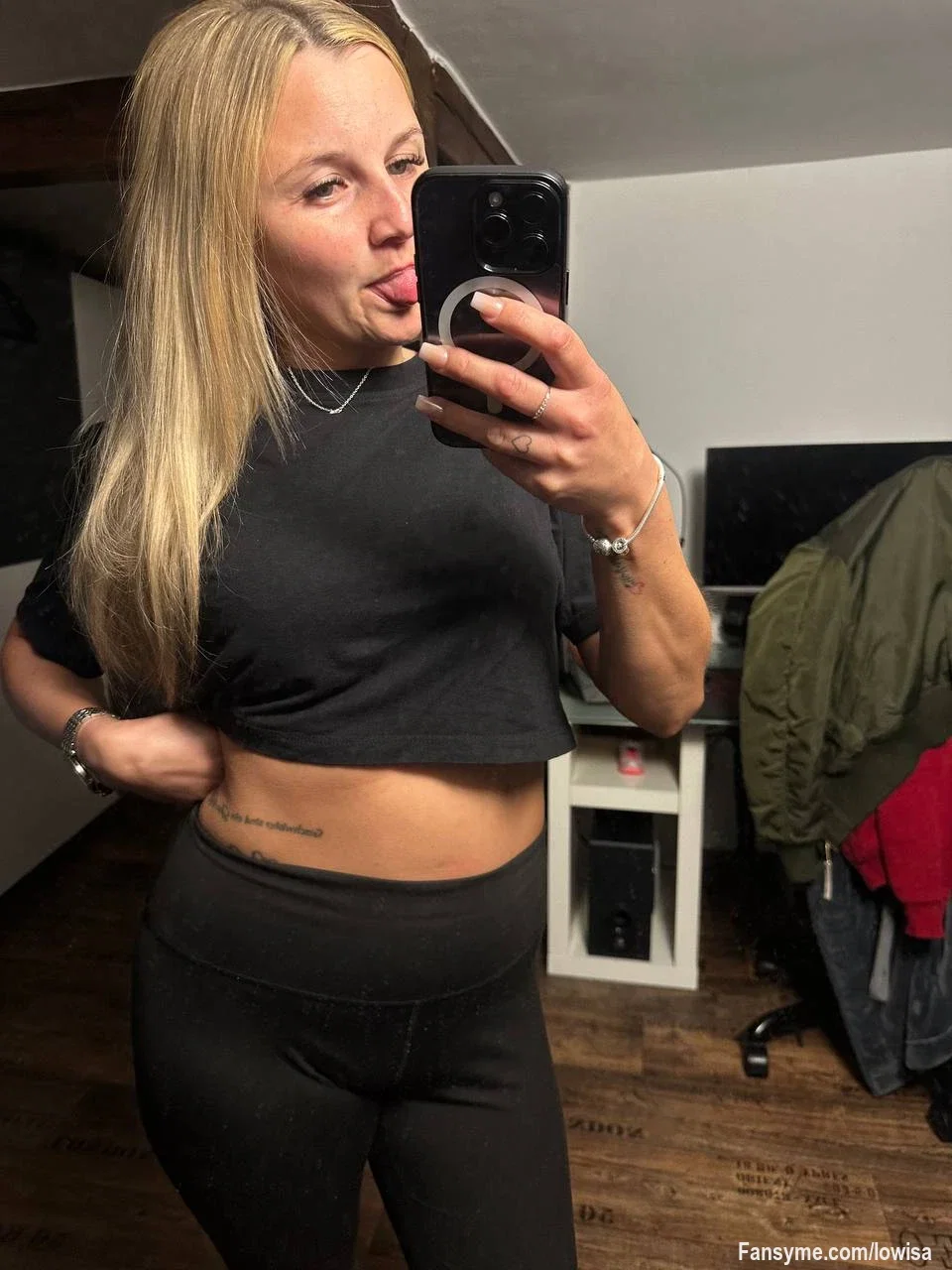 Frech genug, um deine Gedanken durcheinanderzubringen. 😘🖤

Ein kleiner Blick, ein freches Grinsen und schon fragst du dich, was als Nächstes kommt. Aber keine Sorge – du bekommst sehr viel mehr von mir zu sehen . 😏🔥