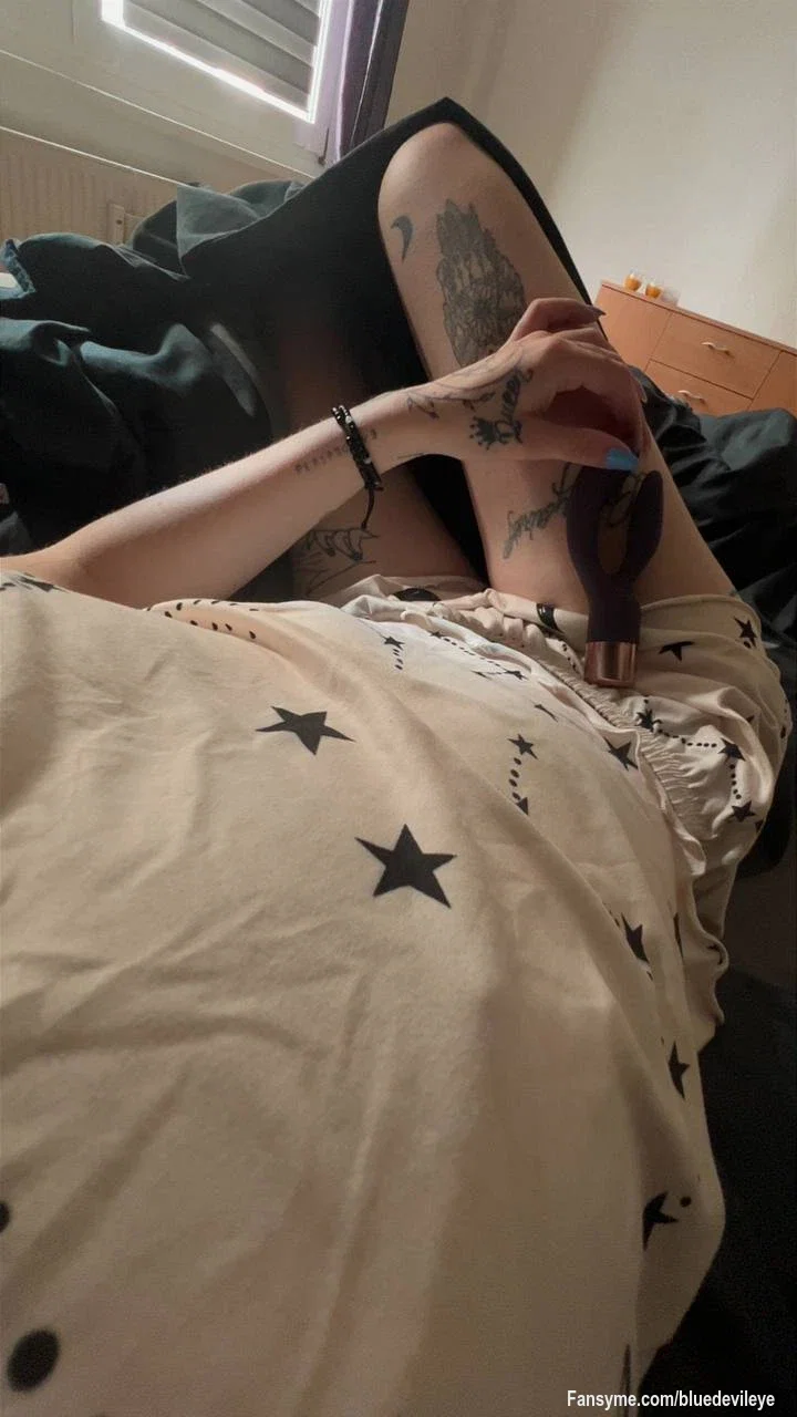 Manche Abende werden deutlich interessanter, als ursprünglich geplant... Und manchmal verrät ein einziges Foto schon genug, um die Fantasie anzukurbeln. 😈🎥

Eine heiße Abendlektüre wartet auf dich 😘💦