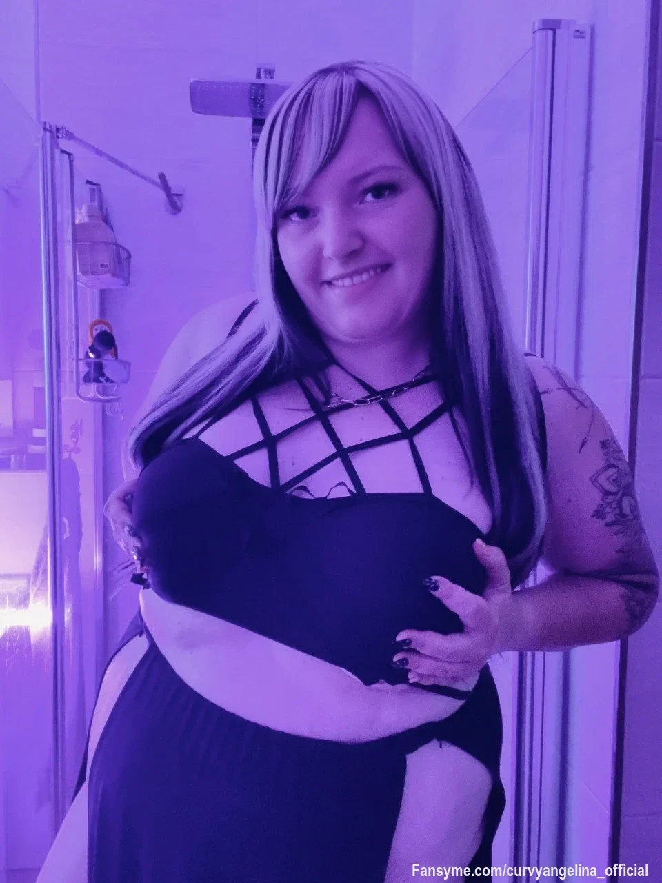 Das lila Licht verrät nicht alles… aber genug, um deine Fantasie auf Hochtouren zu bringen. 😈💜 

Wenn du glaubst, das Outfit wäre das Spannendste an diesem Abend, kennst du mich noch nicht gut genug…

Klick rein und sei gespannt was dich erwartet 😈🔥🥵