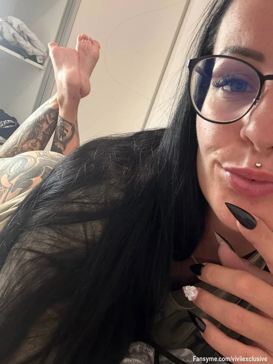 Ganz entspannt? Nicht ganz. 😈 Hinter diesem unschuldigen Lächeln verstecken sich Fantasien, die dich vermutlich um den Schlaf bringen würden... 🔥

Soll ich sie dir verraten?😏😈