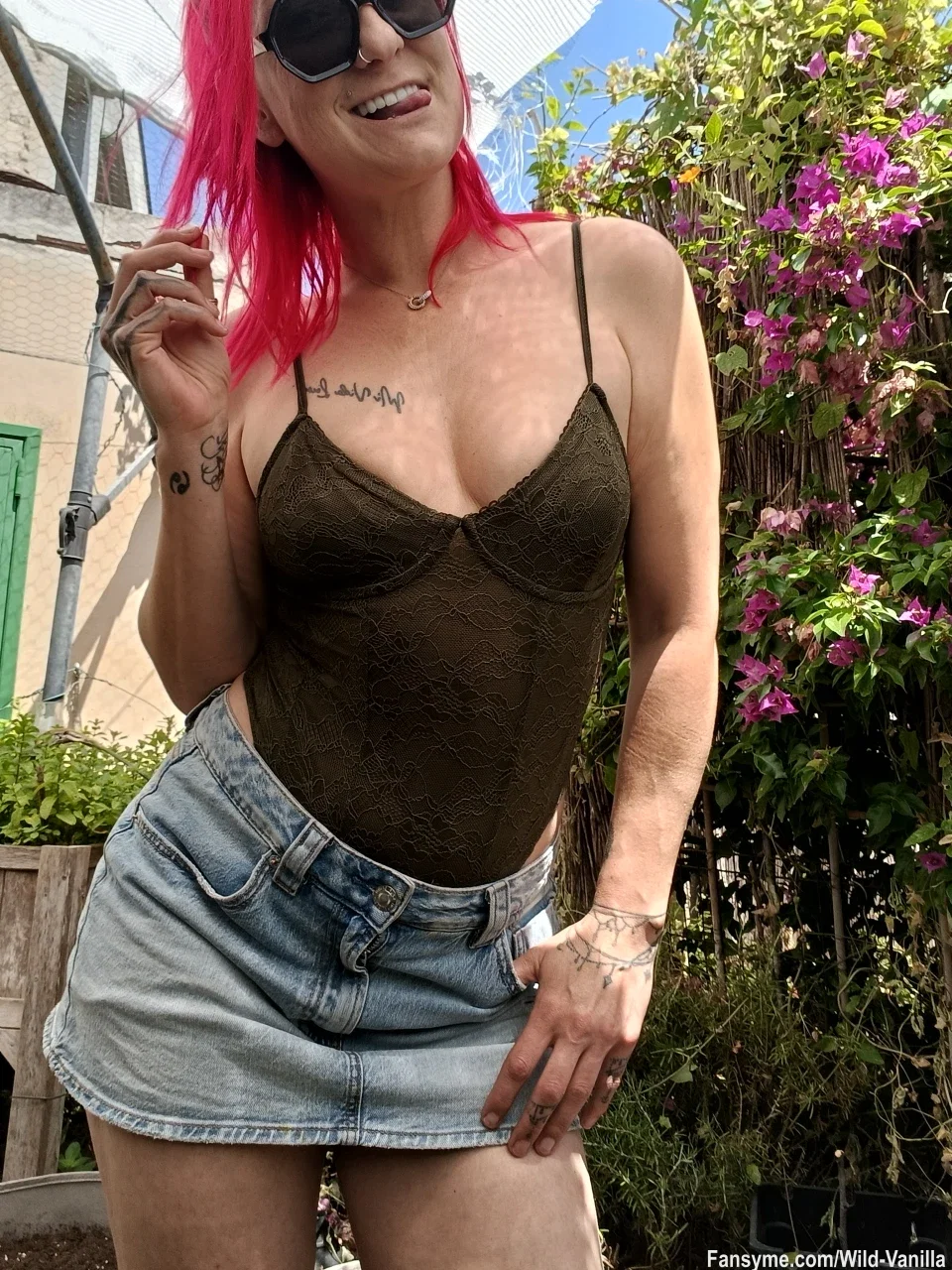 Bon dia 🥰💋❤️ der Gärtner kommt heute 👨🏽‍🌾🌱🥒 meinst du er kann mir wiederstehen ?