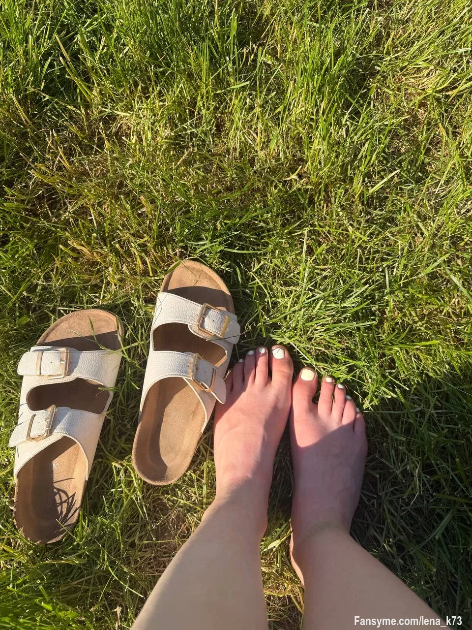 Heute den ganzen Tag barfuß unterwegs gewesen... und irgendwie habe ich das Gefühl, dass manche von euch genau dieses Foto besonders aufmerksam anschauen werden. 😏☀️

Wer fühlt sich angesprochen? 💋