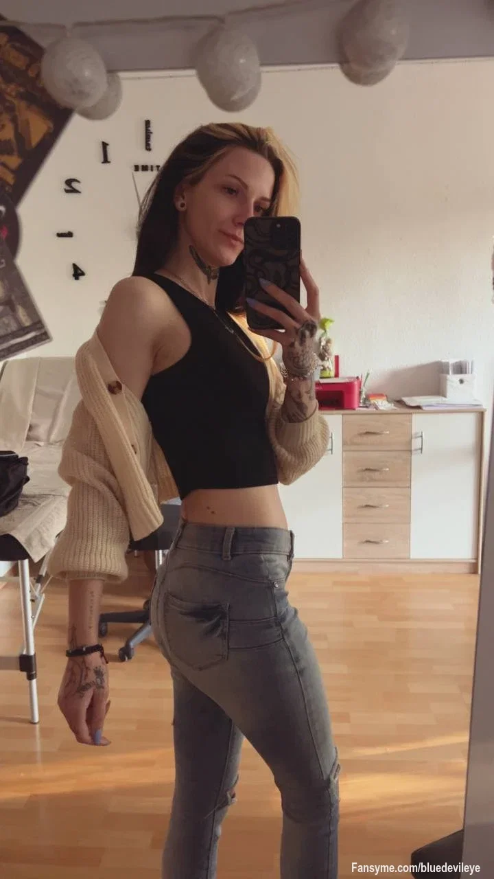 Dieses Outfit sieht vielleicht ganz harmlos aus... aber der Blick in den Spiegel hat mich auf Ideen gebracht, die alles andere als unschuldig waren. 😏🔥

Meine Gedanken spielen verrückt und lassen mich richtig Horny werden 😈🥵💦