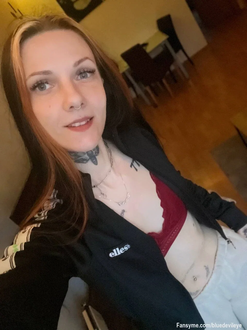 Heute war mir nach roten Spitzen, frechen Gedanken und ein bisschen Aufmerksamkeit. ❤️🔥 

Die Frage ist nur: Würdest du bei diesem Anblick noch konzentriert bleiben können? Oder wirst du  Schwach? 😏💋
