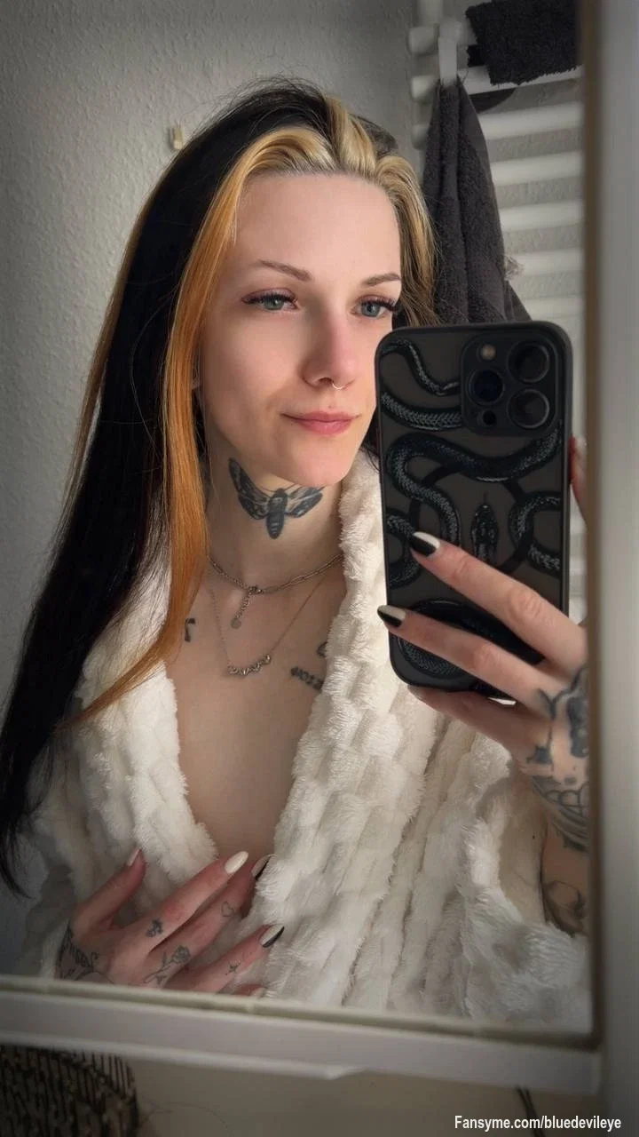 Frisch geduscht, eingekuschelt und bereit für alles, nur nicht für Langeweile. 🤍🔥

Heute Abend habe ich Lust auf Aufmerksamkeit, freche Nachrichten und ein bisschen Kopfkino.

Wer ist noch wach? 😏💋✨