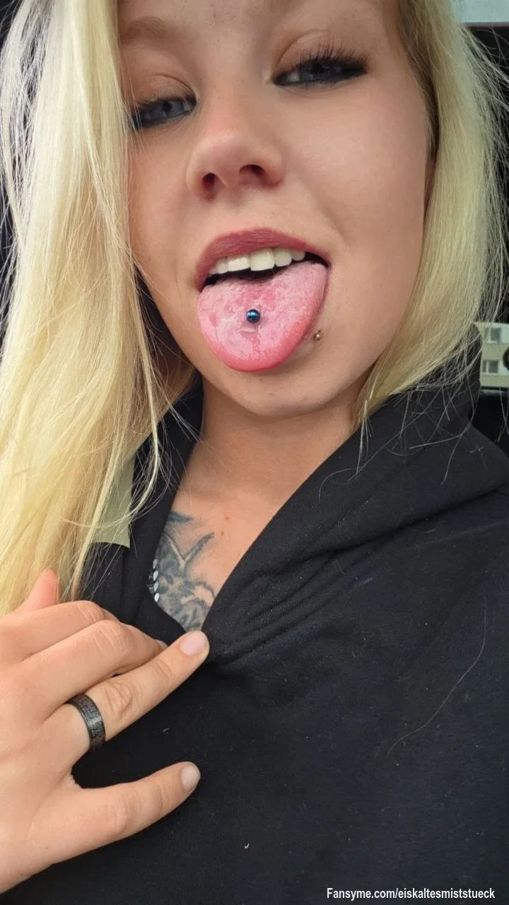 Mein Zungenpiercing sorgt immer wieder für interessante Gespräche... und manchmal auch für Fantasien. 😏💋 

Ich frage mich gerade, woran du wohl denkst. 😈✨
