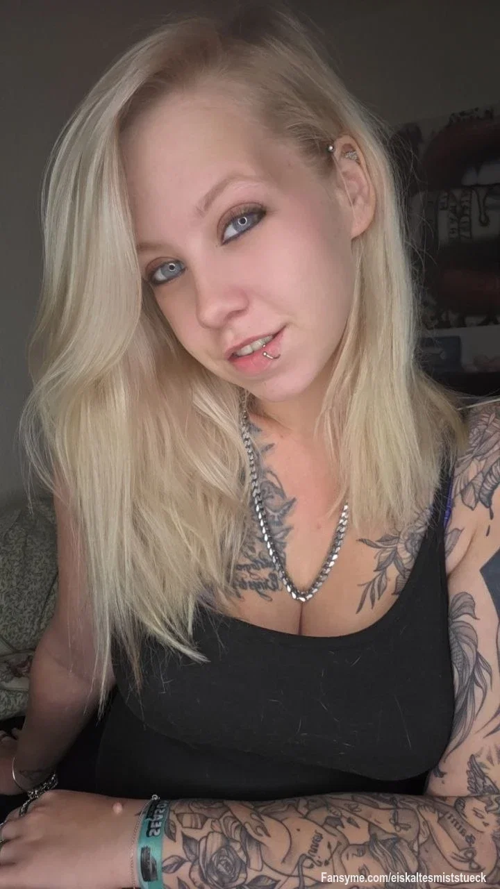 Ein bisschen Blickkontakt, ein kleines Lächeln und plötzlich wird aus einem harmlosen Foto etwas viel Gefährlicheres. 😈🖤

Kannst du mir widerstehen? 🔥