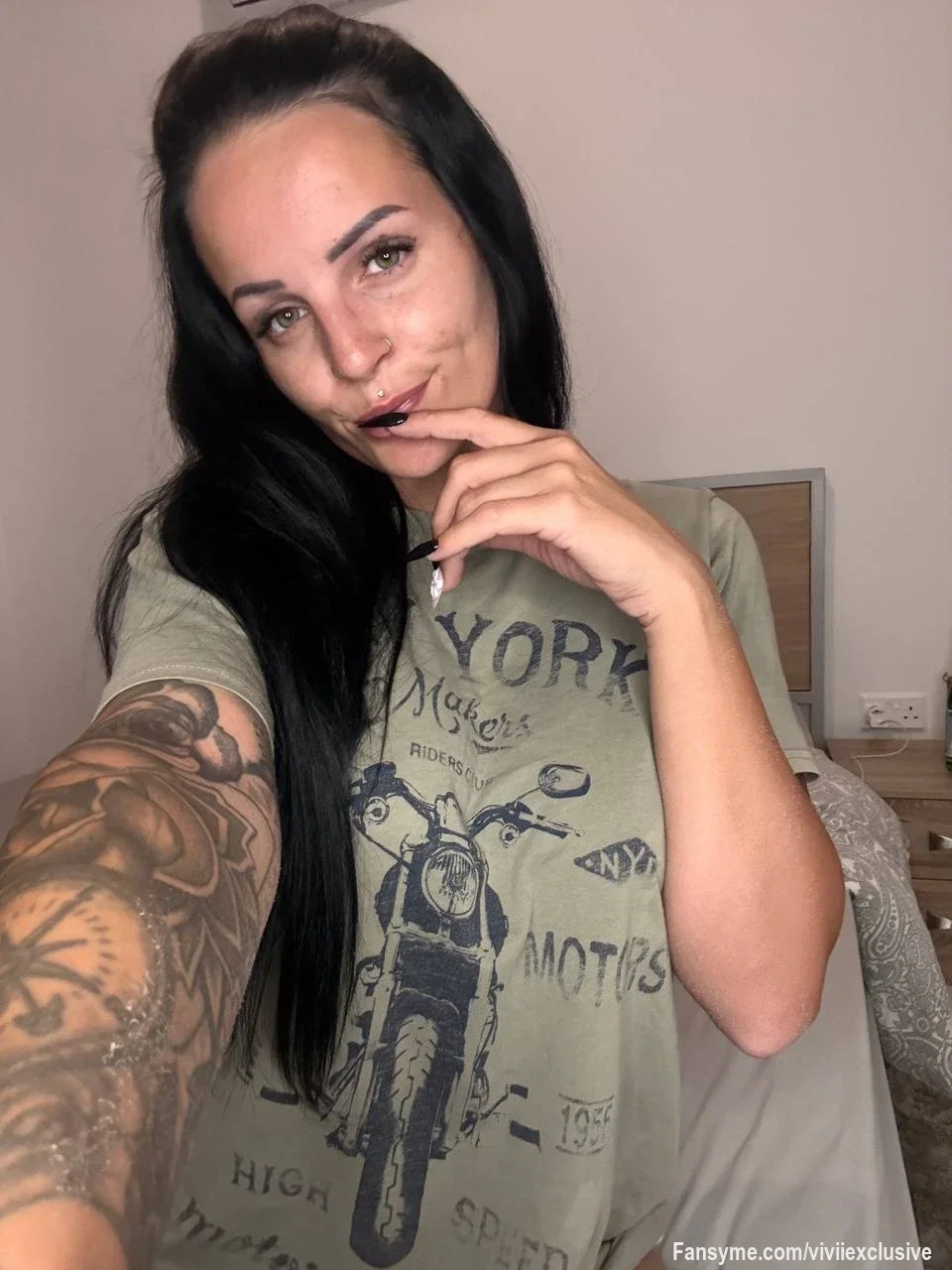 Locker, bequem und eigentlich ganz unschuldig gekleidet... aber der Blick verrät mich jedes Mal. 😏🖤 

Manchmal habe ich einfach Lust, ein bisschen mit dem Feuer zu spielen. 🔥

Heute wird es richtig heiß 🔥🥵