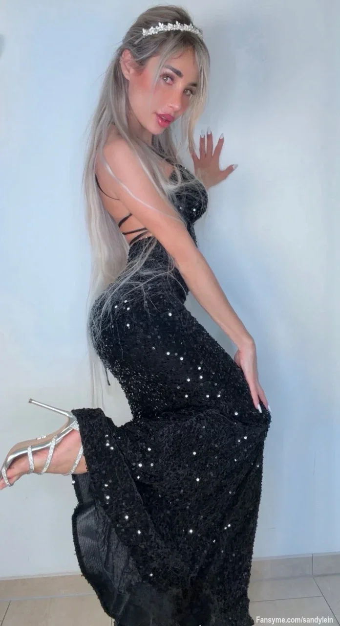 Schönen guten Morgen, gefällt Dir das Kleid an mir oder würdest Du es lieber schnell loswerden wollen? 🥰🥵

#highheels #blonde #milf