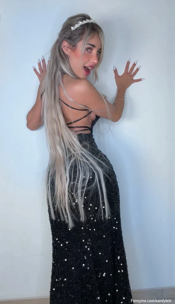 Schönen guten Morgen, gefällt Dir das Kleid an mir oder würdest Du es lieber schnell loswerden wollen? 🥰🥵

#highheels #blonde #milf