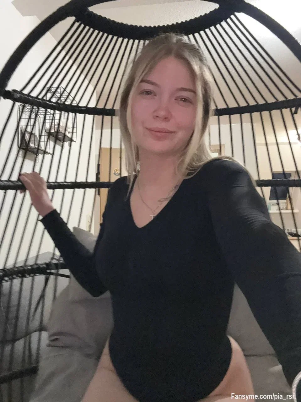 Ich hoffe, du hast heute Abend nichts anderes vor, denn ich möchte deine ungeteilte Aufmerksamkeit. Die Stimmung ist gesetzt, das Outfit sitzt und ich bin bereit für einen Abend, der garantiert nicht langweilig wird. 😏🔥