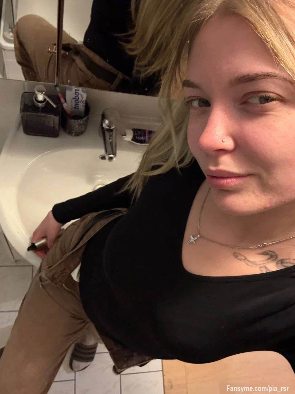 Kurz mal heimlich ins Badezimmer verschwunden, um einen Moment nur für mich zu genießen. 🤫

Willst du sehen was ich da getrieben habe 😏🤫🎥