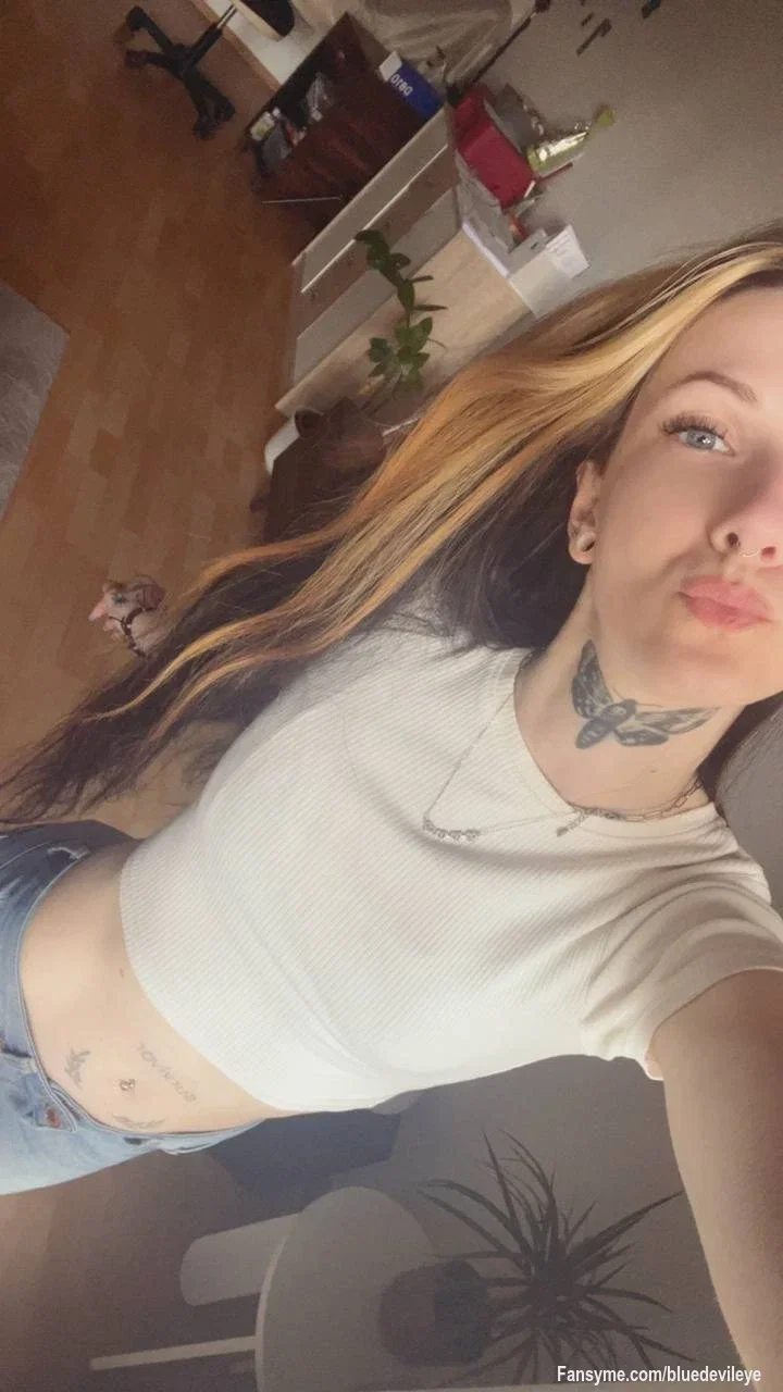 Dieses Outfit ist eigentlich viel zu brav für meine Stimmung... 😇➡️😈

Unter dem süßen Blick verstecken sich ganz andere Absichten. 🔥🖤
Manchmal reicht ein einziges Foto, um Fantasien auszulösen... 💭💋

Und ich habe heute Lust, genau das zu tun. 😏✨