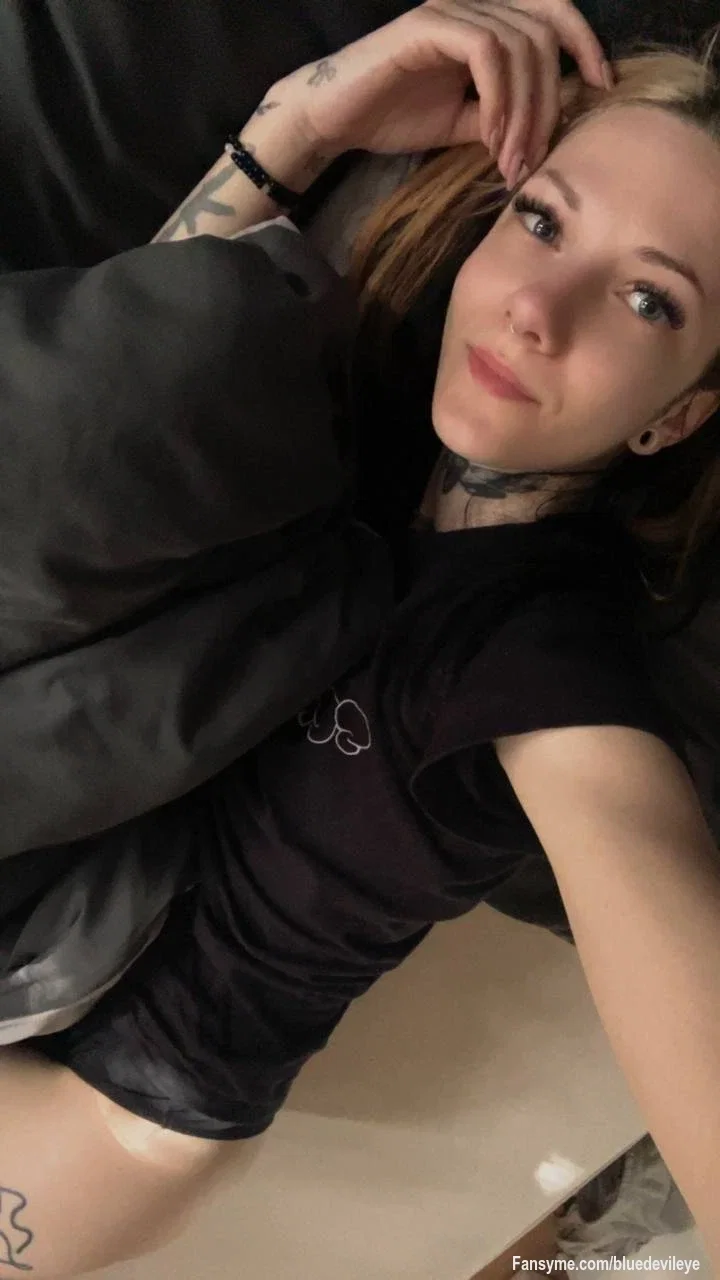 Komm näher... ich beiße vielleicht. 😈🖤
Oder vielleicht auch nicht. 😏💋

Ich liege hier und denke an Dinge, die man besser nicht laut ausspricht... 🔥🫦

Wer würde sich jetzt zu mir kuscheln? 👀❤️‍🔥
