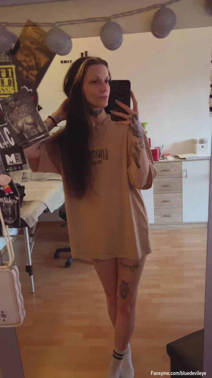 Nur mein Shirt und eine ziemlich gefährliche Stimmung. 😈🔥

Manchmal sind die unschuldigsten Bilder die schlimmsten Versuchungen... 🖤👀

Würdest du brav bleiben oder schwach werden? 😏💋

Ich glaube, ich kenne die Antwort schon... ❤️‍🔥🫦