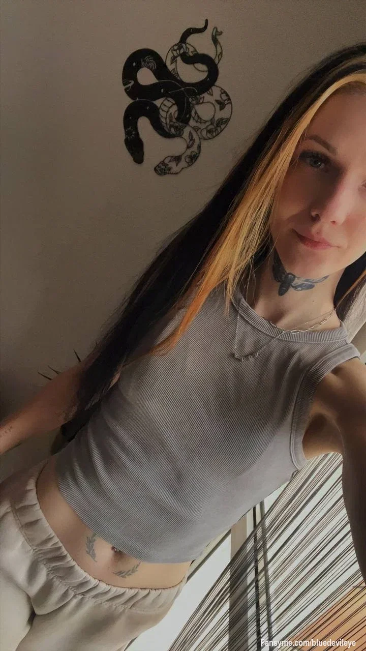 ⚠️ Warnung: 

Dieses Foto könnte zu erhöhter Herzfrequenz, schmutzigen Gedanken und spontanen Nachrichten führen. 🔥🖤😏

Wer jetzt noch unschuldig denkt, lügt. 👀💋❤️‍🔥