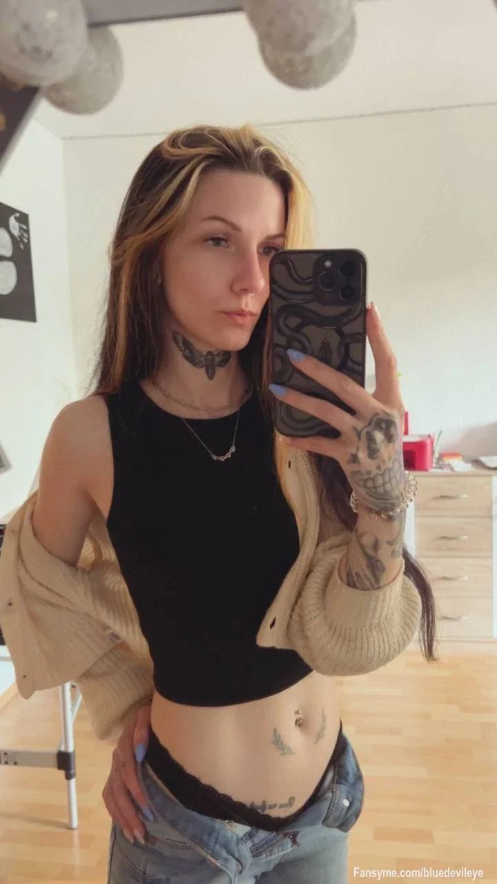Ein kleines Detail zu viel... oder genau richtig? 😏🖤

Ich liebe diesen Moment zwischen unschuldig und gefährlich. 🔥👀

Je länger man hinsieht, desto mehr fällt auf... 💋❤️‍🔥

Und genau das macht es so spannend. 😈