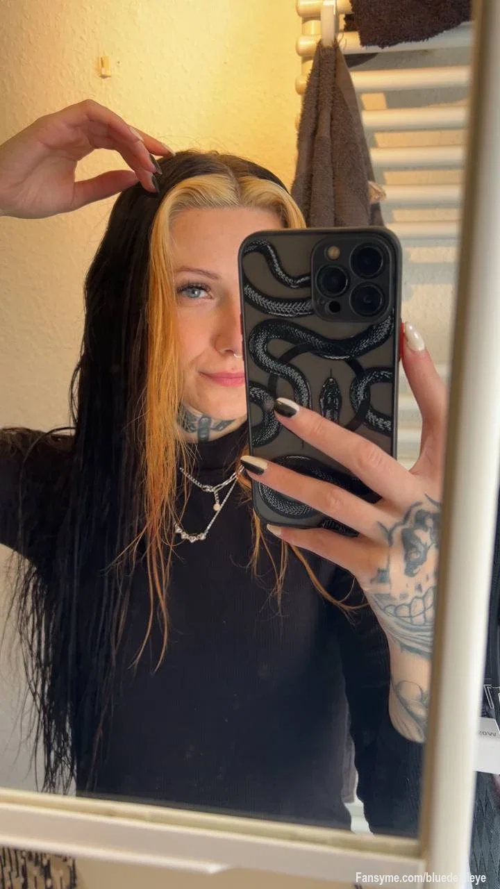Frisch fertig gemacht... und trotzdem noch nicht bereit, brav zu sein. 😏🖤

Die nassen Haare, der Blick und diese Stimmung... gefährliche Kombination. 🔥💋

Ich frage mich, wer gerade an genau dieselben Dinge denkt wie ich... 👀❤️‍🔥

Schreib mir - Ich bin Neugierig 😏🤫