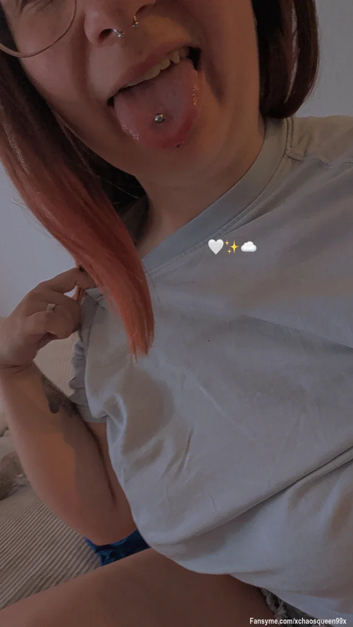 Mein Zungenpiercing sorgt immer für heiße Gespräche... Und manchmal aus für Fantasien.🥵🔥
Ich frag mich, woran du gerade denkst.🔥