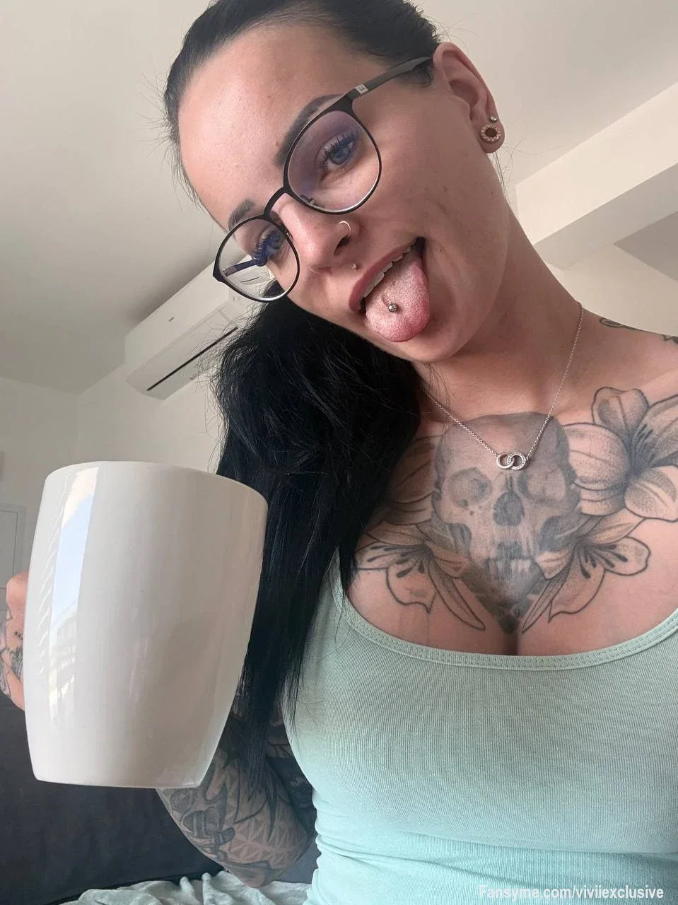 Guten Morgen 

Kaffee in der einen Hand, schlechte Entscheidungen im Kopf. ☕️😈
Der Tag hat gerade erst angefangen und ich bin schon viel zu frech unterwegs. 🔥👀

Wer würde jetzt gerne mit mir frühstücken? 😏💋❤️‍🔥