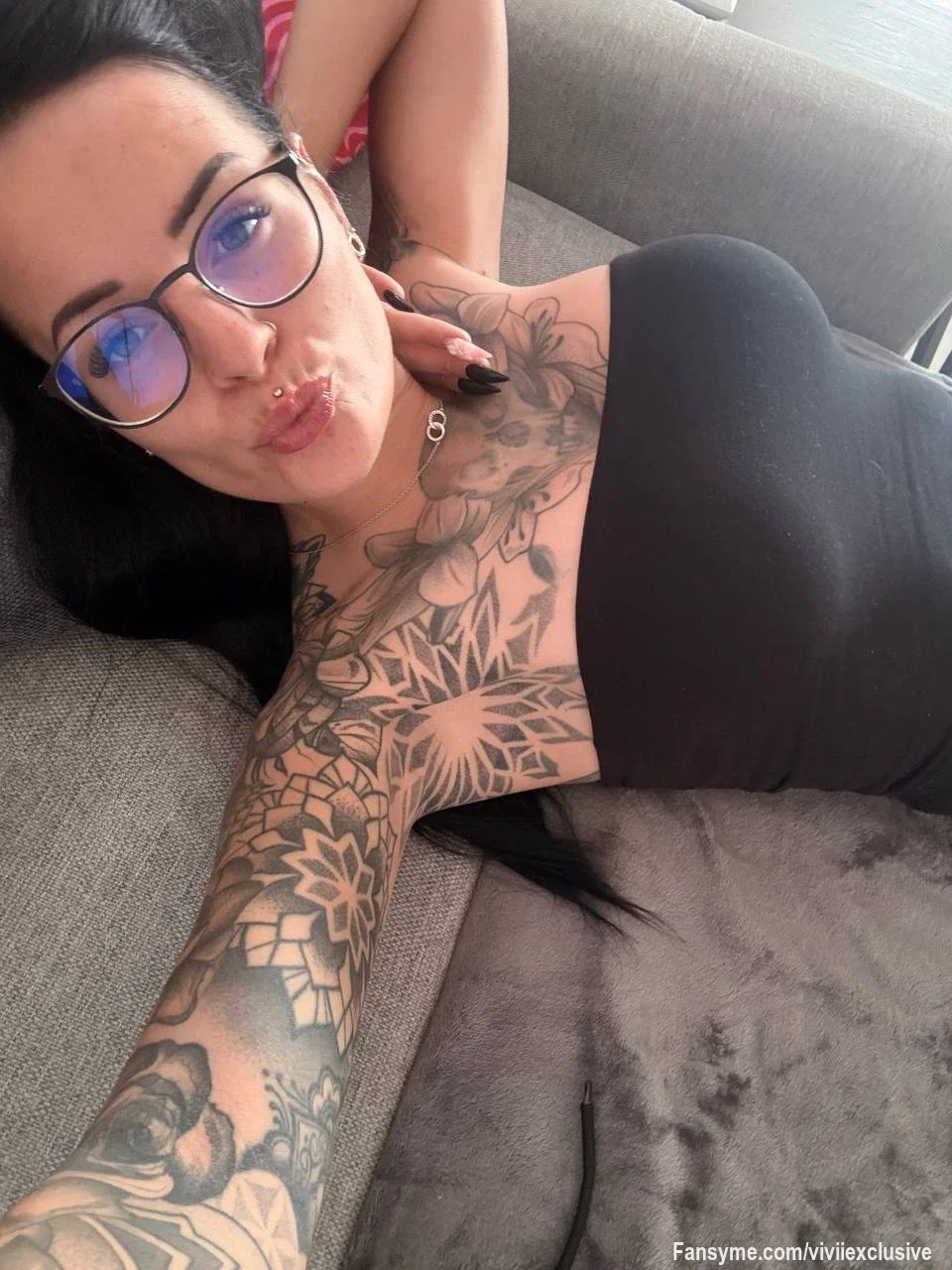 Eigentlich liege ich hier ganz entspannt... 😇🖤

Aber meine Gedanken sind heute alles andere als unschuldig. 😈🔥

Während ich hier so liege, musste ich an ein besonders heißes Video denken, das ich aufgenommen habe... 👀❤️‍🔥

Die Frage ist nur: Würdest du es dir bis zum Ende anschauen? 😏💋