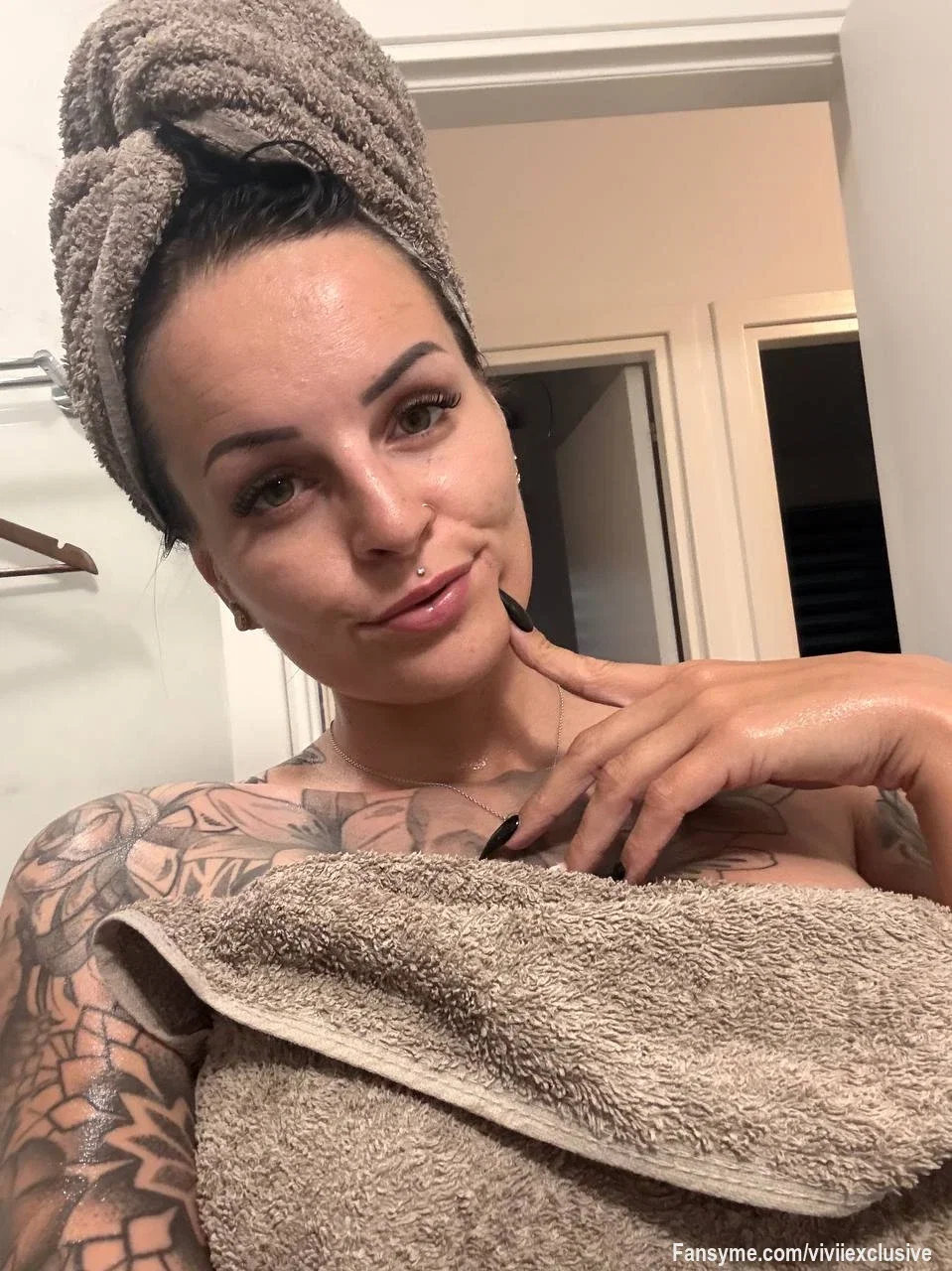 Frisch geduscht, noch nass... und definitiv nicht unschuldig. 😈🚿🖤

Manche würden jetzt einfach schlafen gehen...
Ich hatte da andere Gedanken. 👀🔥

Verrät mein Blick zu viel? 😏💋