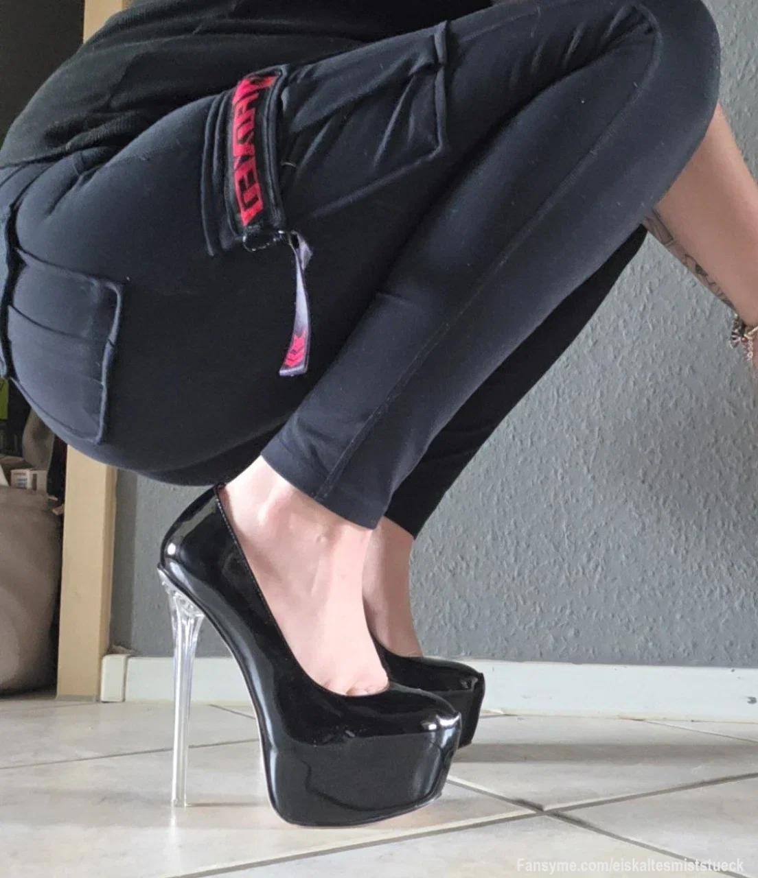 Manche schauen zuerst in meine Augen... 👀
Andere haben ihre Aufmerksamkeit schon längst verloren. 😈🖤

Diese Absätze haben schon so manches Kopfkino ausgelöst. 🔥❤️‍🔥

Und ich glaube nicht, dass du gerade an etwas Anständiges denkst. 😏💋