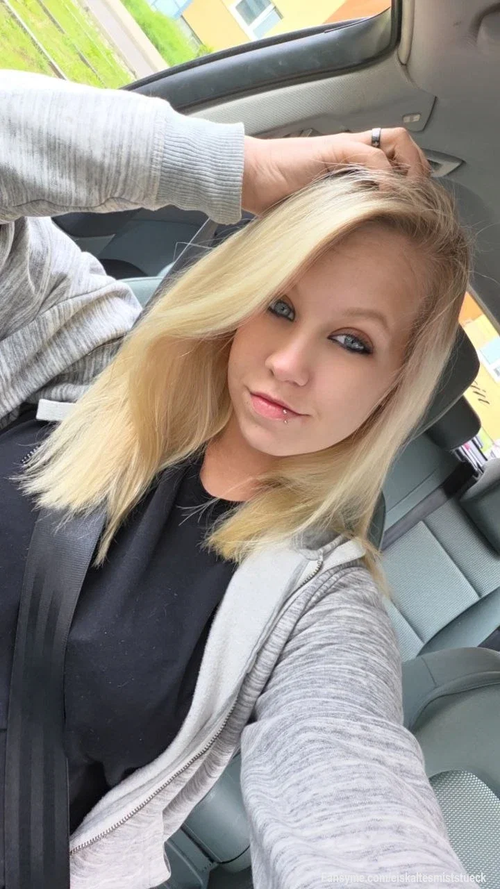Anschnallen bitte. 😏🚗🖤

Mit diesem Blick wird die Fahrt nämlich schnell etwas gefährlicher. 🔥👀

Zumindest für dein Kopfkino. 😈💋❤️‍🔥

Die Frage ist nur: Was geht dir gerade durch den Kopf? 💋😈