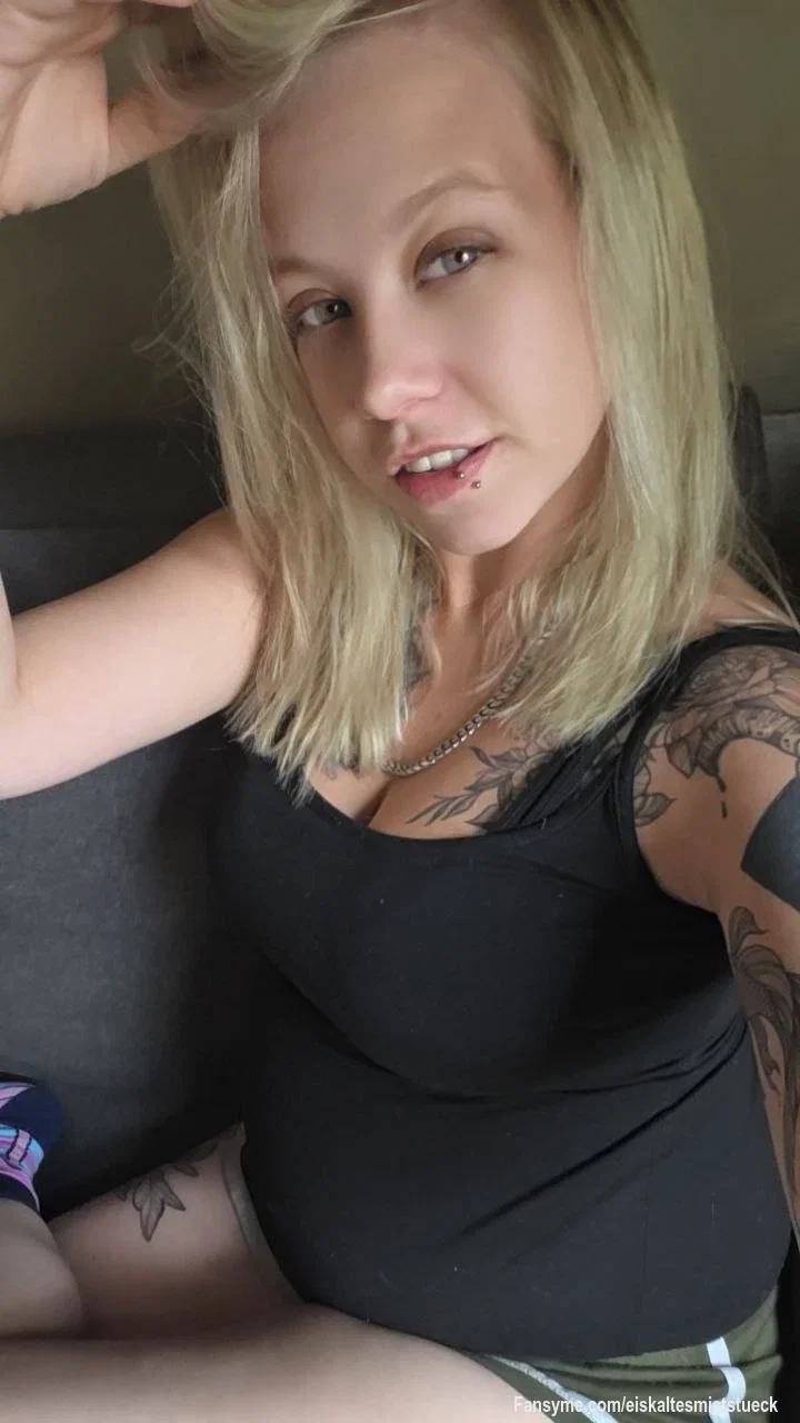 Ich sitze hier ganz entspannt... 😇🖤

Doch mein Blick verrät, dass meine Gedanken gerade irgendwo ganz anders sind. 😈🔥

Manchmal reicht eine kleine Fantasie und plötzlich wird der Abend deutlich interessanter. 👀💋

Lust auf einen Interessanten Abend? 😏❤️‍🔥