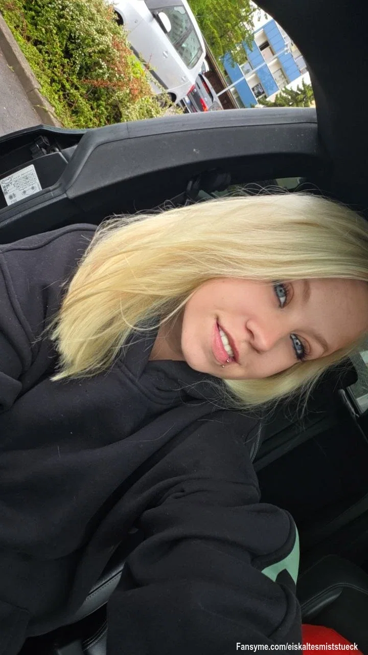 Auf dem Weg zum Shoppen. 🛍😇

Mal sehen, was heute alles in meinen Warenkorb wandert... 👀🖤

Vielleicht finde ich ja etwas, das dir heute Abend besonders gefallen würde. 😈🔥💋

Lass dich überraschen 🤫🎥😈