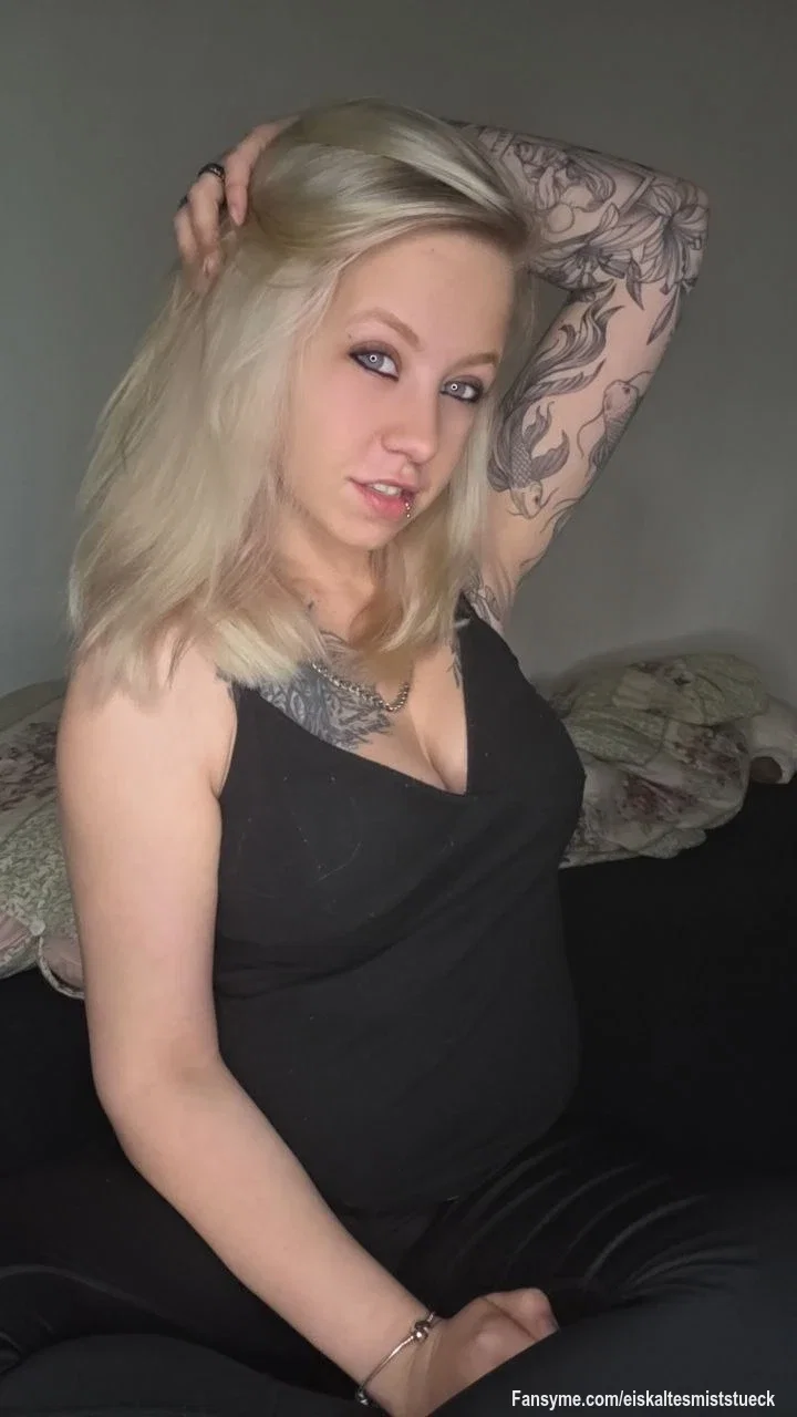 Ich liebe es, wenn ein Blick mehr verrät als tausend Worte. 😏🖤

Und ich habe das Gefühl, dieses Foto erzählt gerade eine ganze Geschichte. 😈🔥👀❤️‍🔥

Lust auf eine heiße Geschichte mit mir? 🥵🔥💦