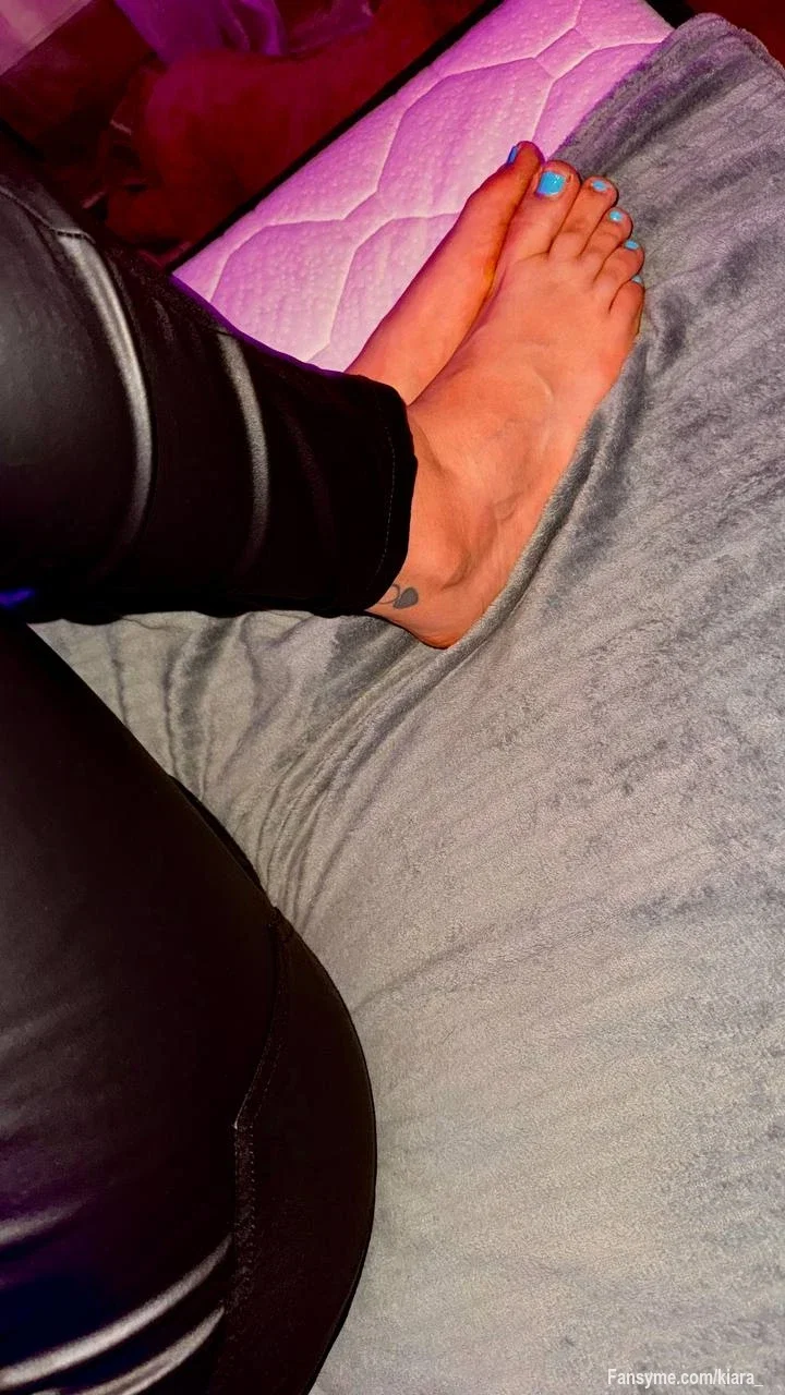 🔥👣 Heute gibt's einen kleinen Vorgeschmack für alle, die eine besondere Schwäche haben... 😏💙

Wie lange kannst du hinsehen, bevor deine Fantasie komplett durchdreht? 🖤🔥👀