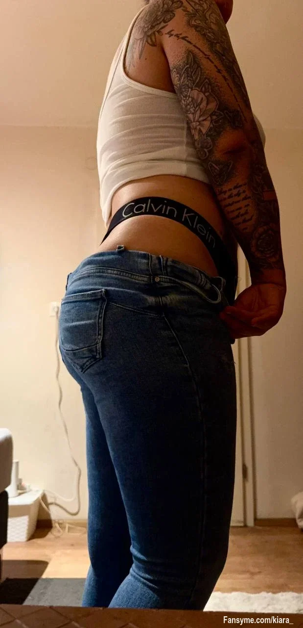 Diese Jeans macht ihren Job heute wirklich verdammt gut... oder vielleicht auch zu gut. 😏
Nur ein kleiner Blick über die Schulter... und plötzlich wird's ganz schön warm hier. 👀❤️‍🔥

😈 Wie lange würdest du hinschauen, bevor du nervös wirst? 💋